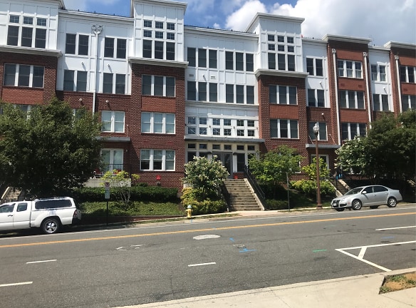 Rhodes Hill Square Apartments - Arlington, VA