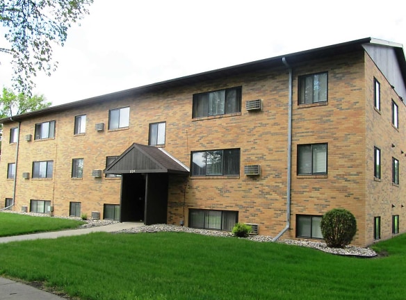 College Manor Apartments - Fargo, ND
