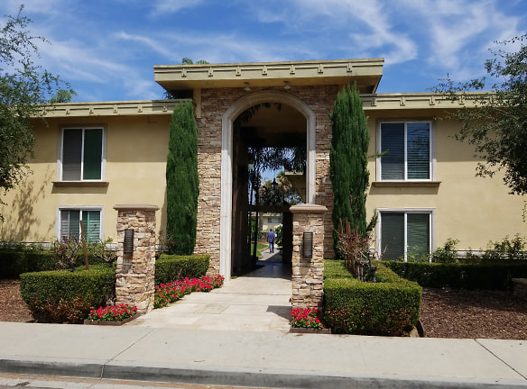 Woodland Terrace Apartments - La Mesa, CA
