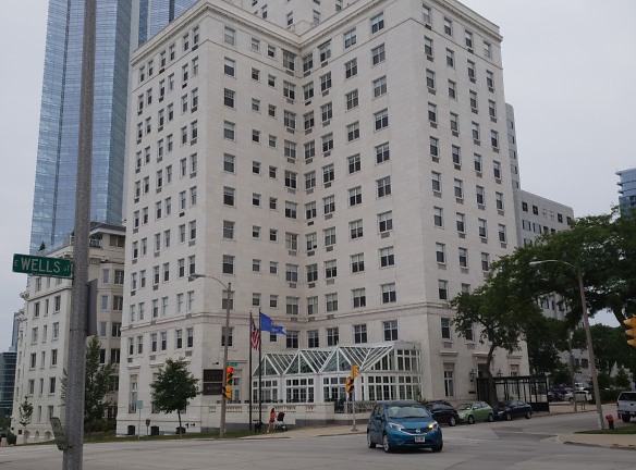 The Cudahy Tower Apartments - Milwaukee, WI