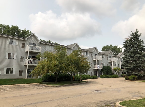 Maple Court Apartments - Naperville, IL